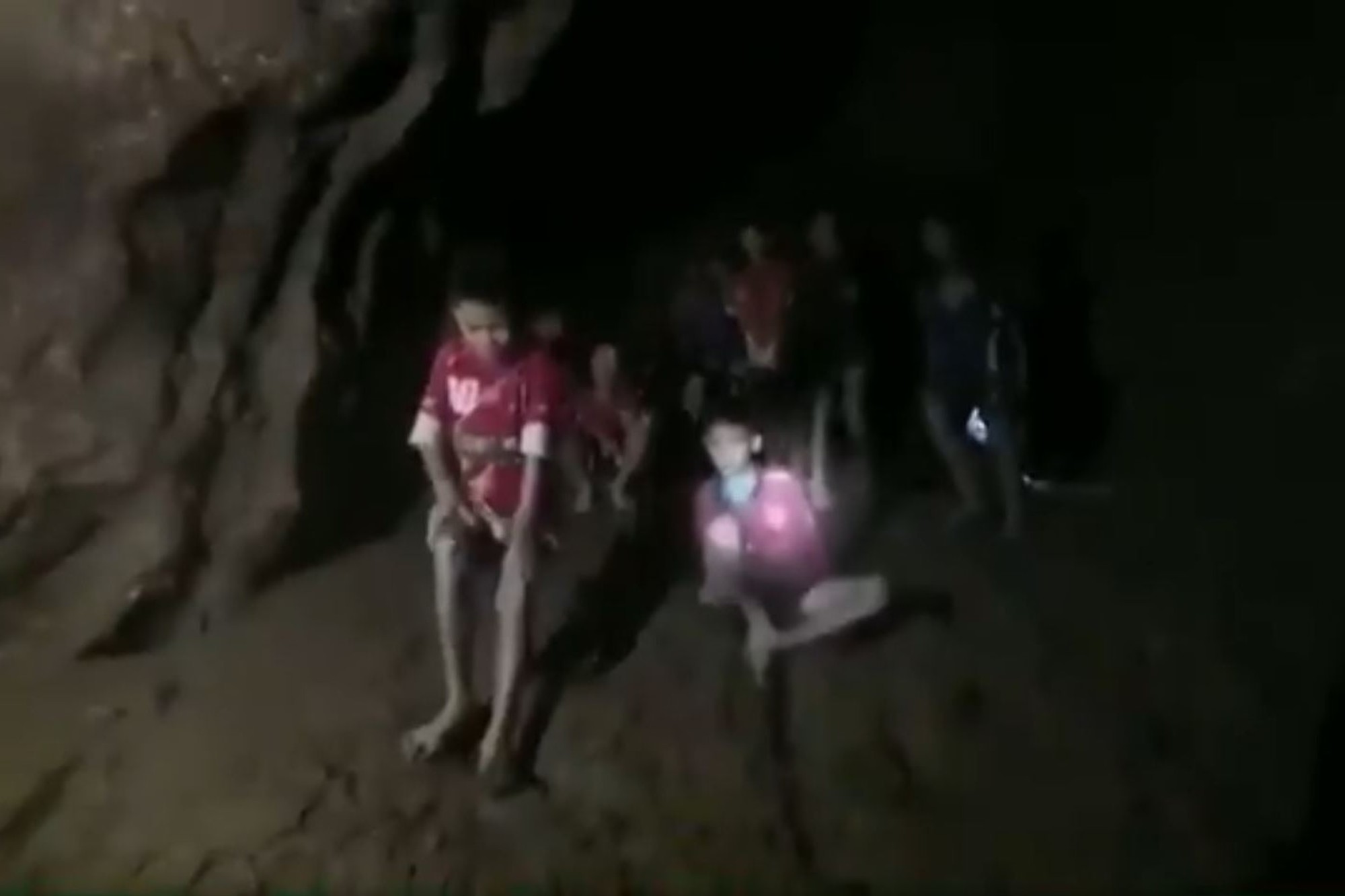 Таиланд пещера дети. Дети застрявшие в пещере в тайланде. Тайланд 2018 дети в пещере. Мальчик застрял в пещере. Спасение детей в пещере в тайланде.