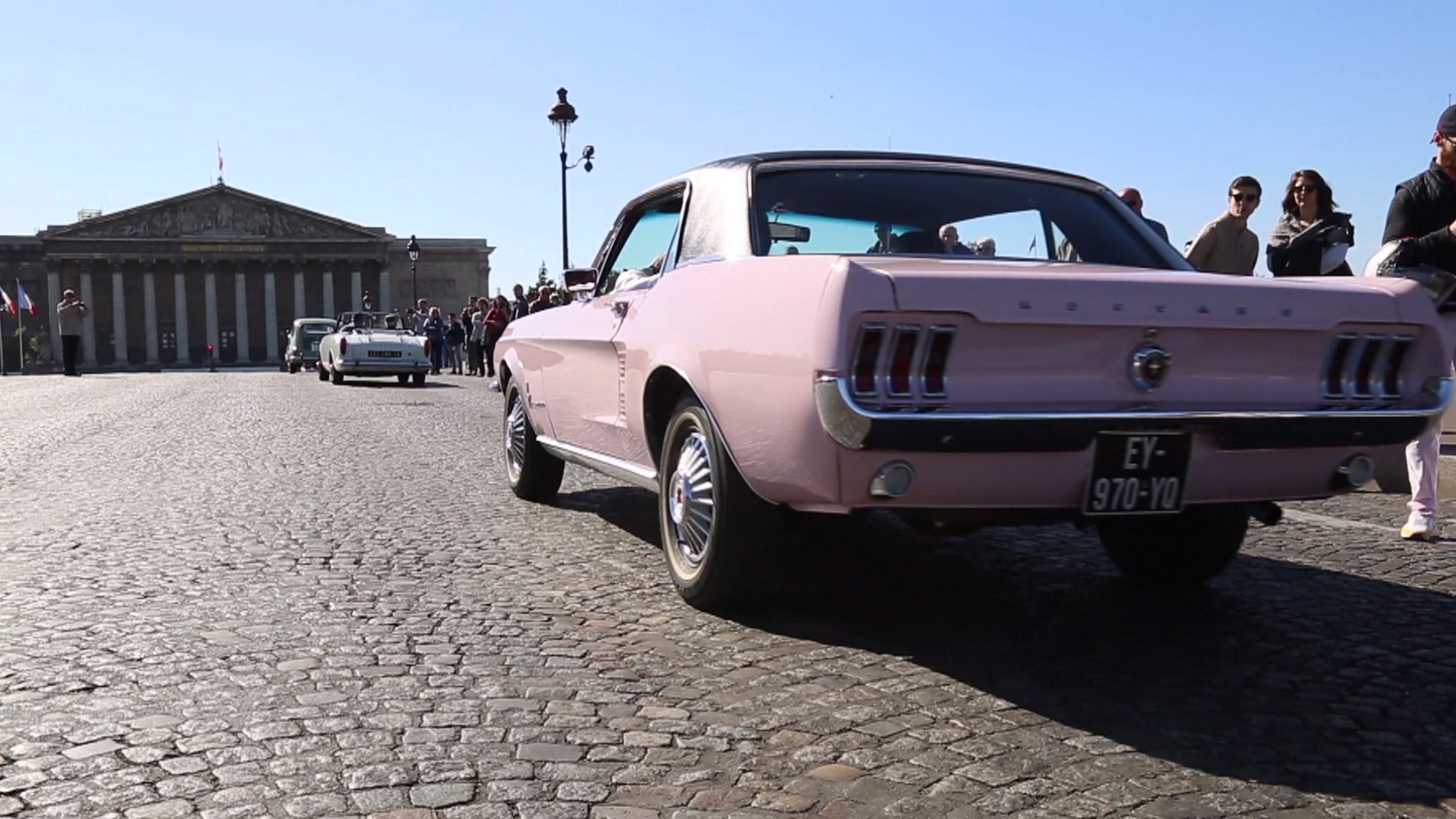VIDÉO - Mondial de l'Auto : 200 voitures de collection paradent dans Paris