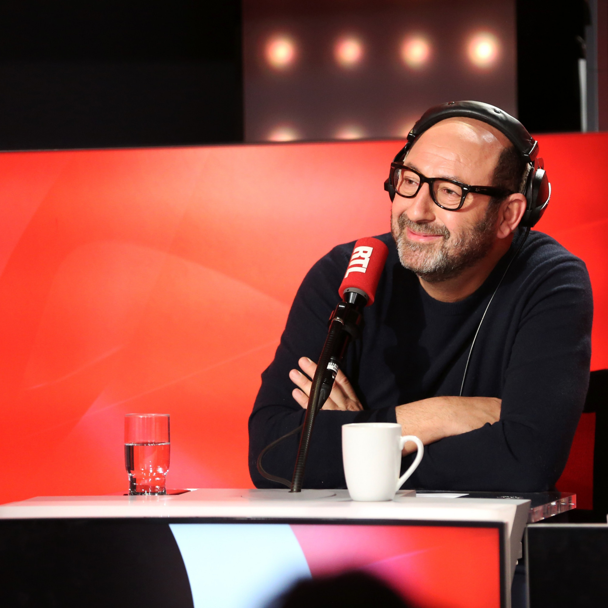 Kad Merad sur le plateau des Grosses Têtes