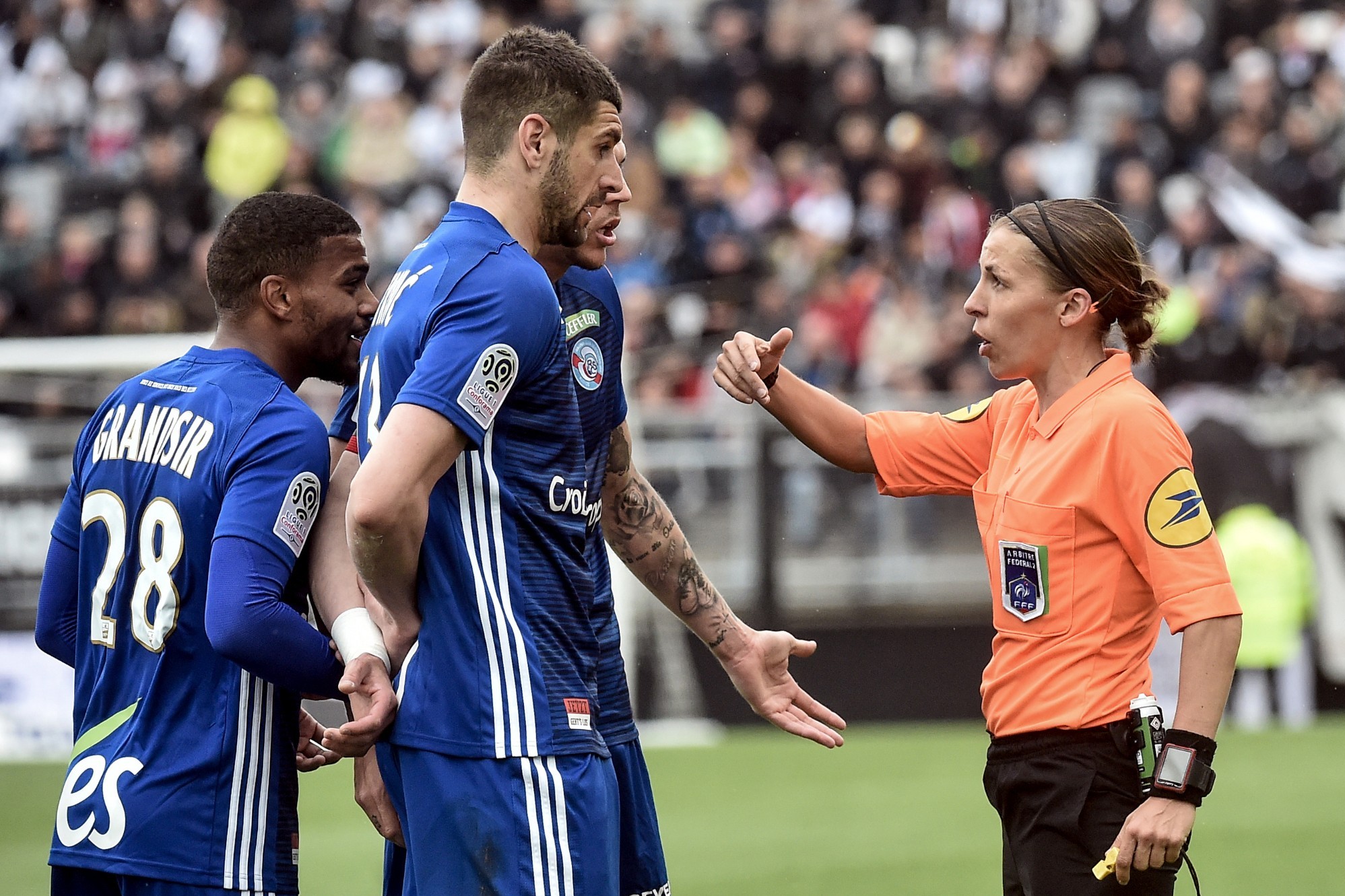 https://images.rtl.fr/~c/2000v2000/rtl/www/1351517-stephanie-frappart-face-aux-strasbourgeois-stefan-mitrovic-et-samuel-grandsir-le-28-avril-2019-a-amiens.jpg