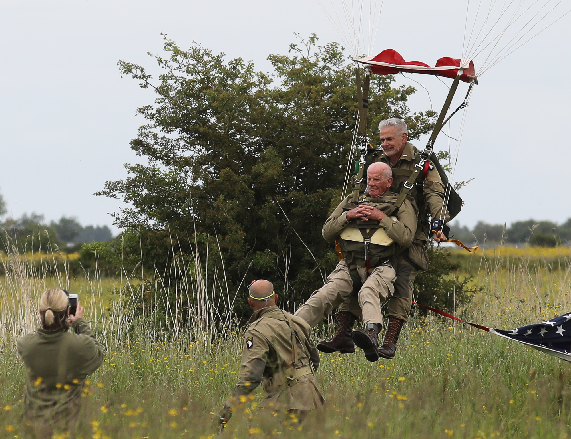 Video 75e Anniversaire Du Debarquement Un Veteran De 97 Ans Saute En Parachute