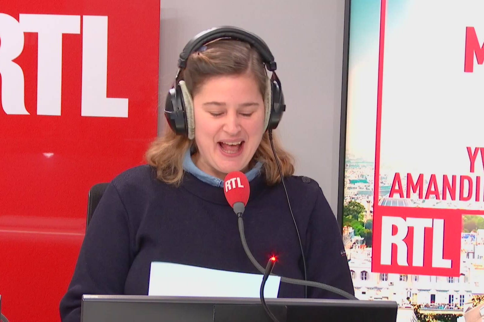 VIDÉO Élodie Poux explique la grève des enseignants au fils d