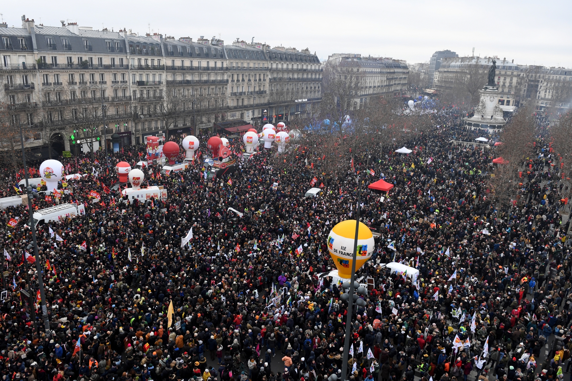 разгон демонстрации во франции 2023. массовые протесты. митинги во франции. протесты против реформ. забастовки во франции.