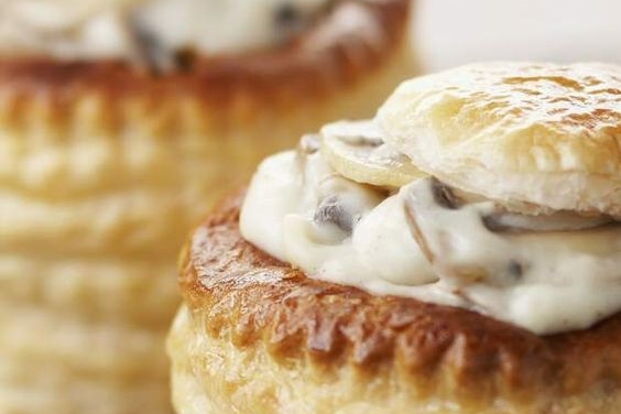 Cyril Lignac partage sa recette de vol au vent de volaille à la crème