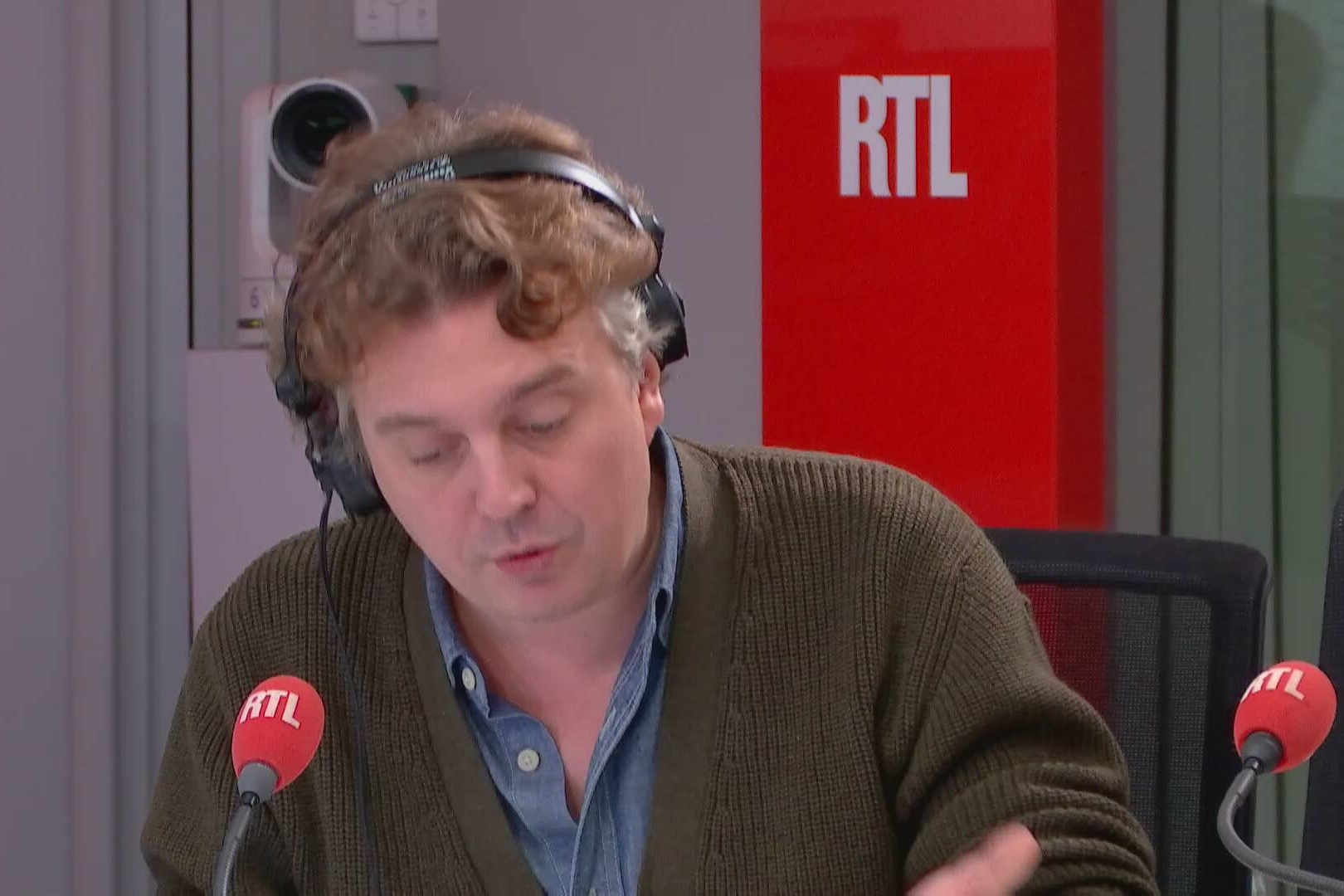 Alex Vizorek dévoile les comportements au travail "qui font de vous un collègue insupportable"
