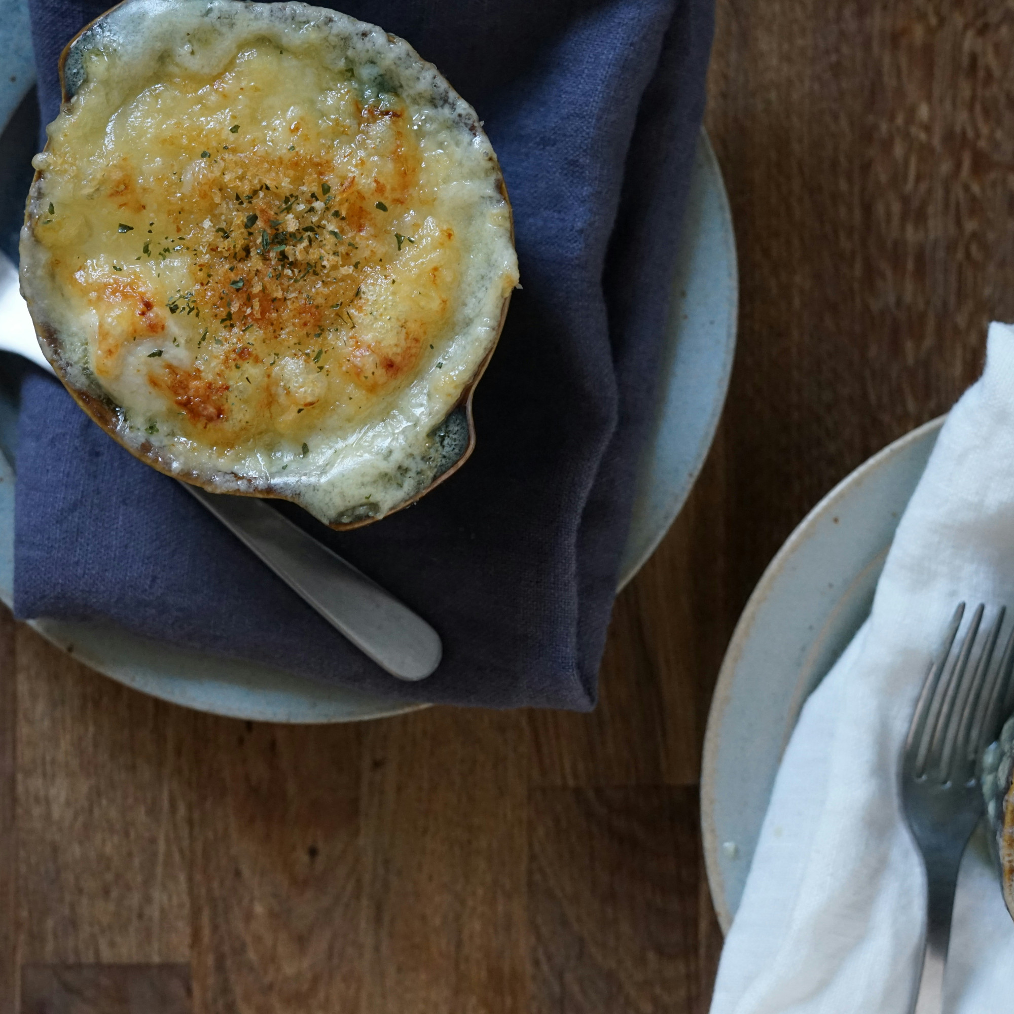 Cyril Lignac partage sa recette réconfortante de gratin de chou et poulet