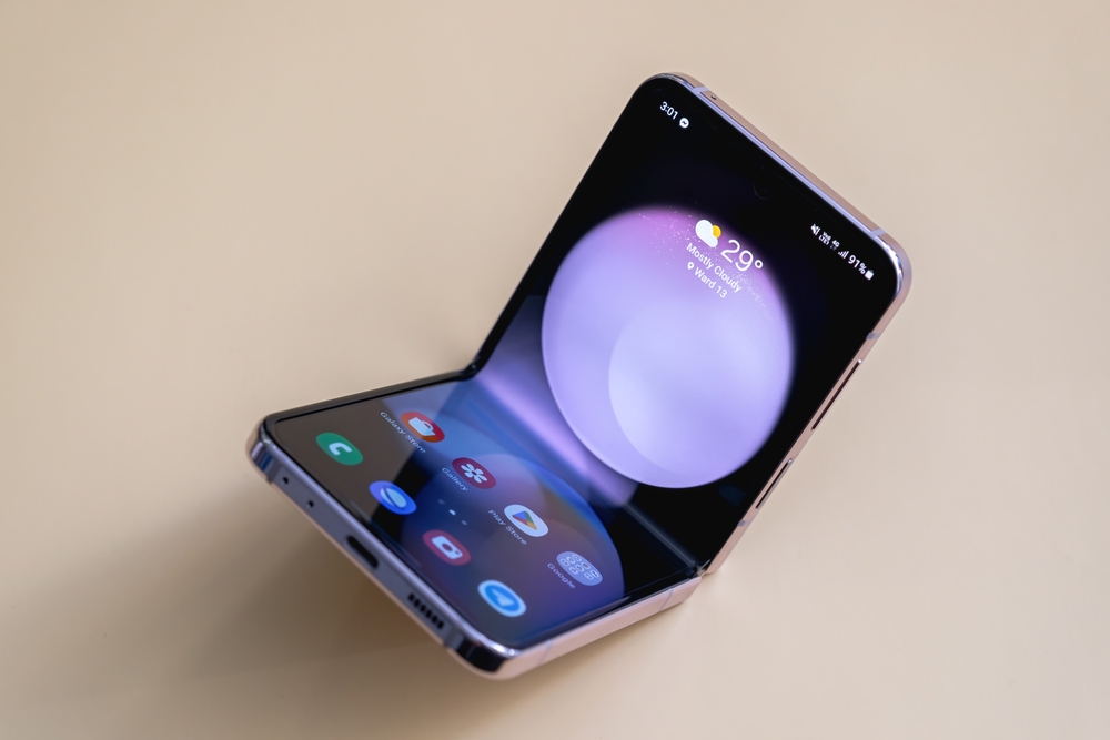 プレミアム折りたたみスマートフォンが 54% オフ