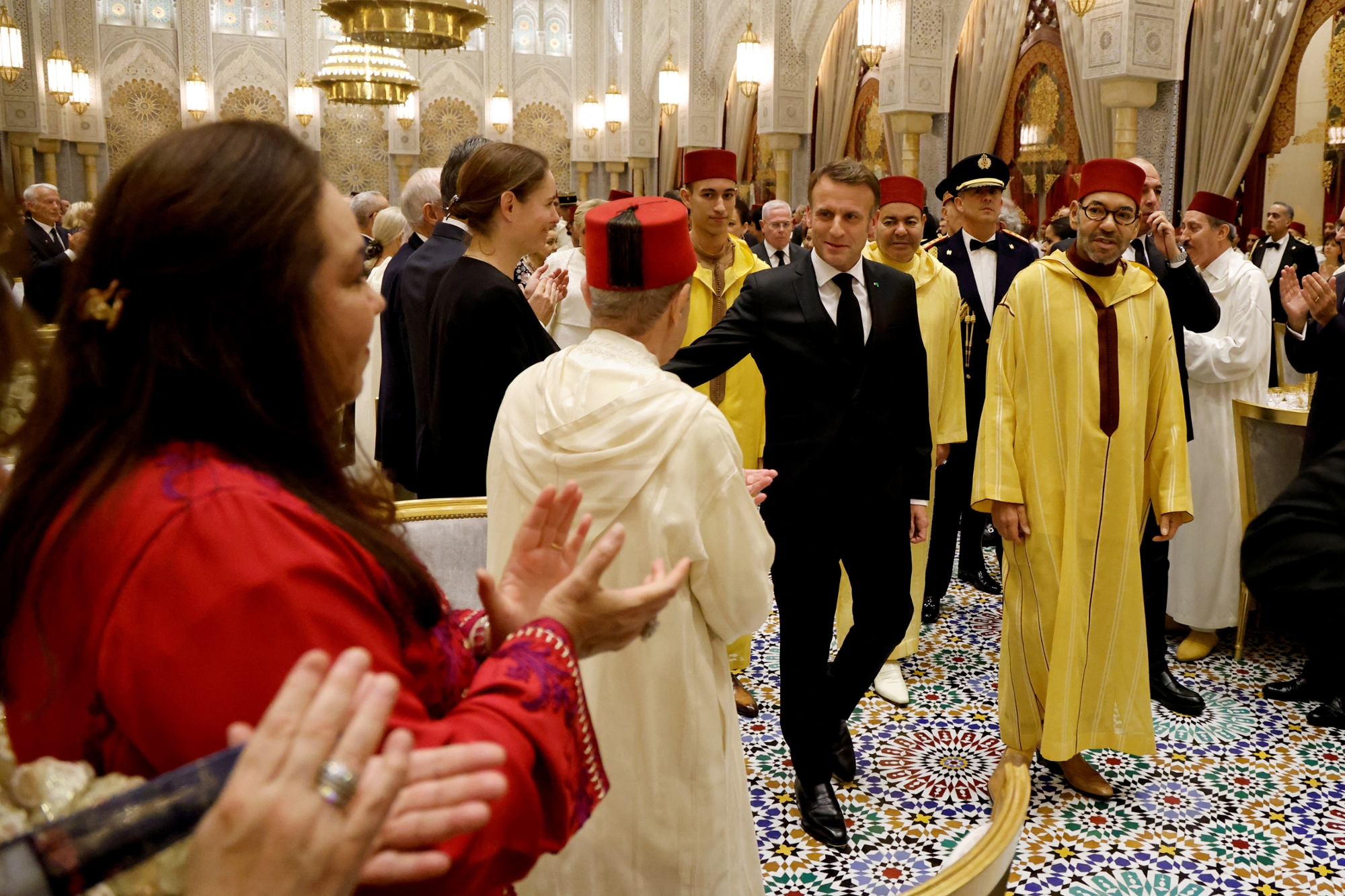 ÉDITO - Macron au Maroc : "On nous demande de se serrer la ceinture ...