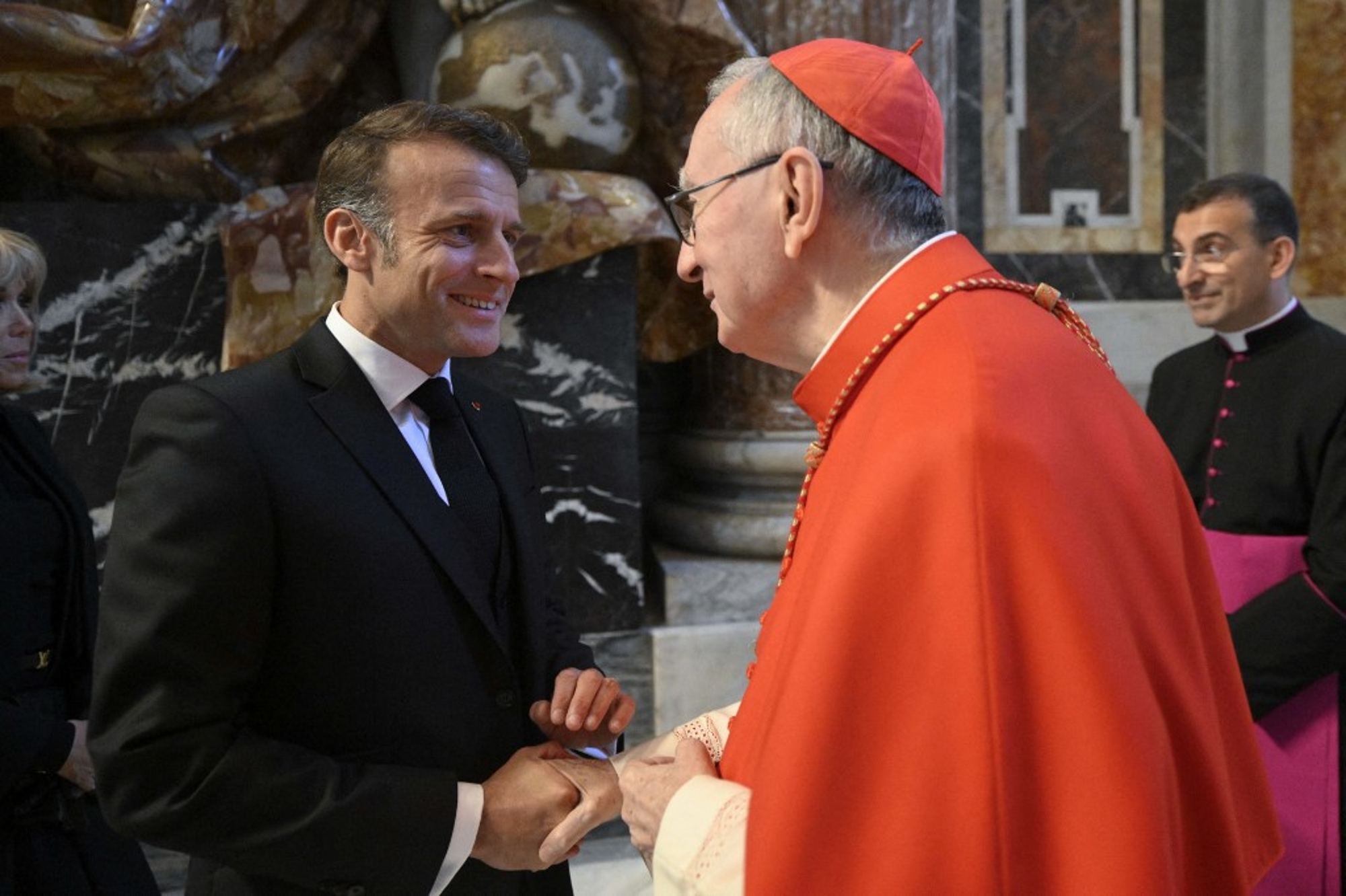 "Il s'incruste" : Emmanuel Macron accusé de vouloir choisir le pape par ...