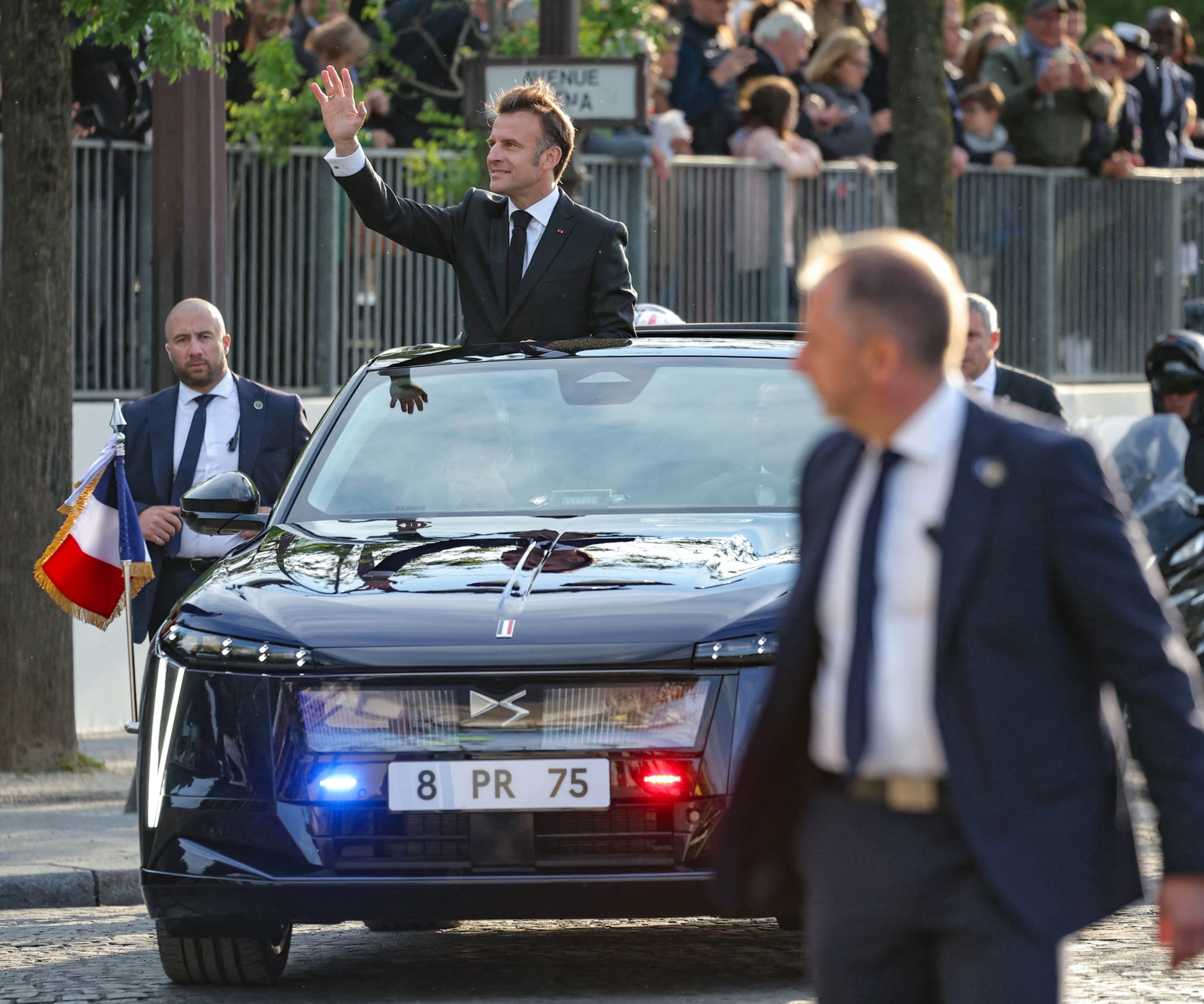 1754429-emmanuel-macron-a-bord-de-la-ds8