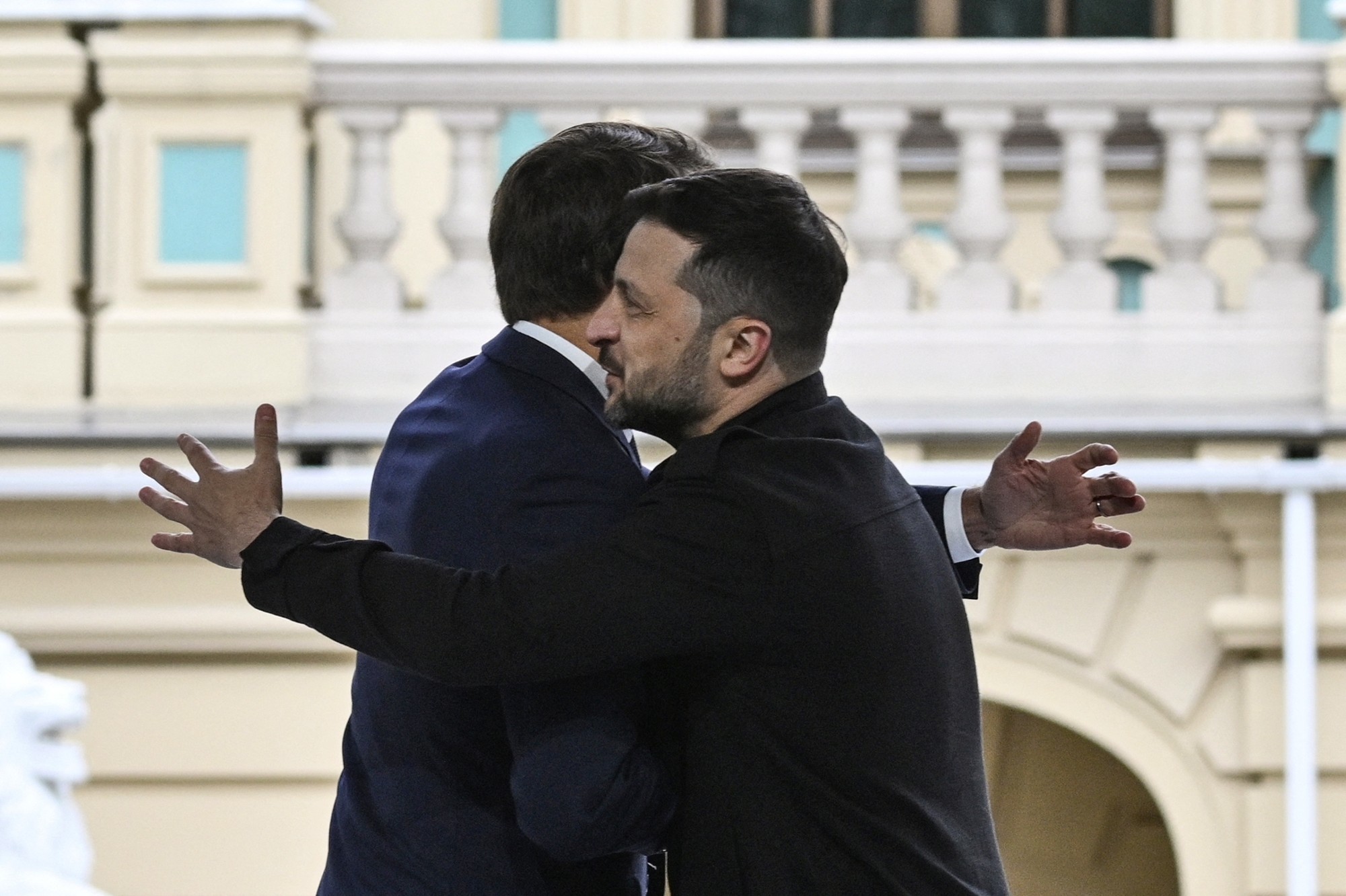 Macron et Zelensky : pourquoi parle-t-on de "bromance" entre les deux ...