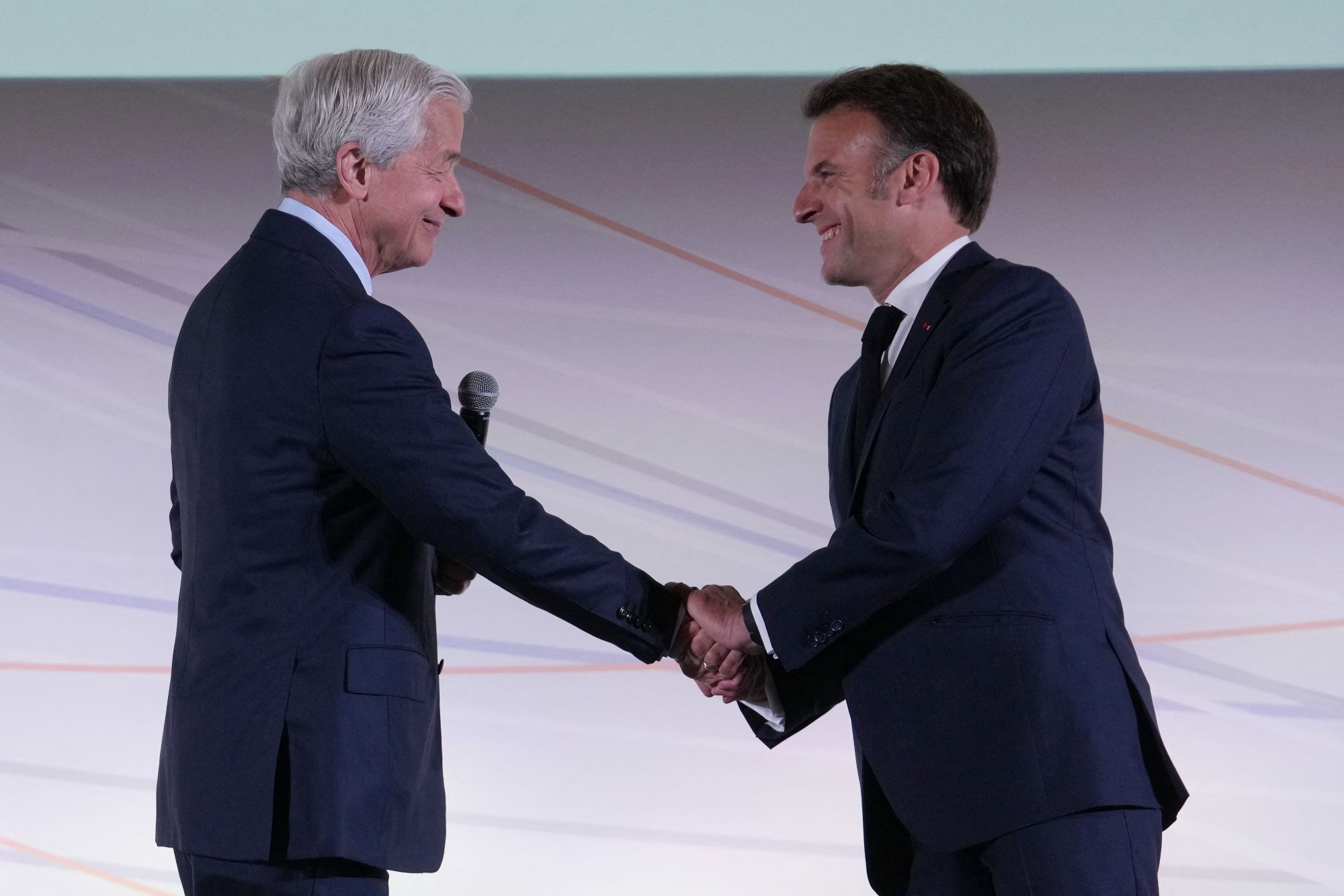 ÉDITO - Choose France : "C'est le sommet anti-Trump", explique Martial You