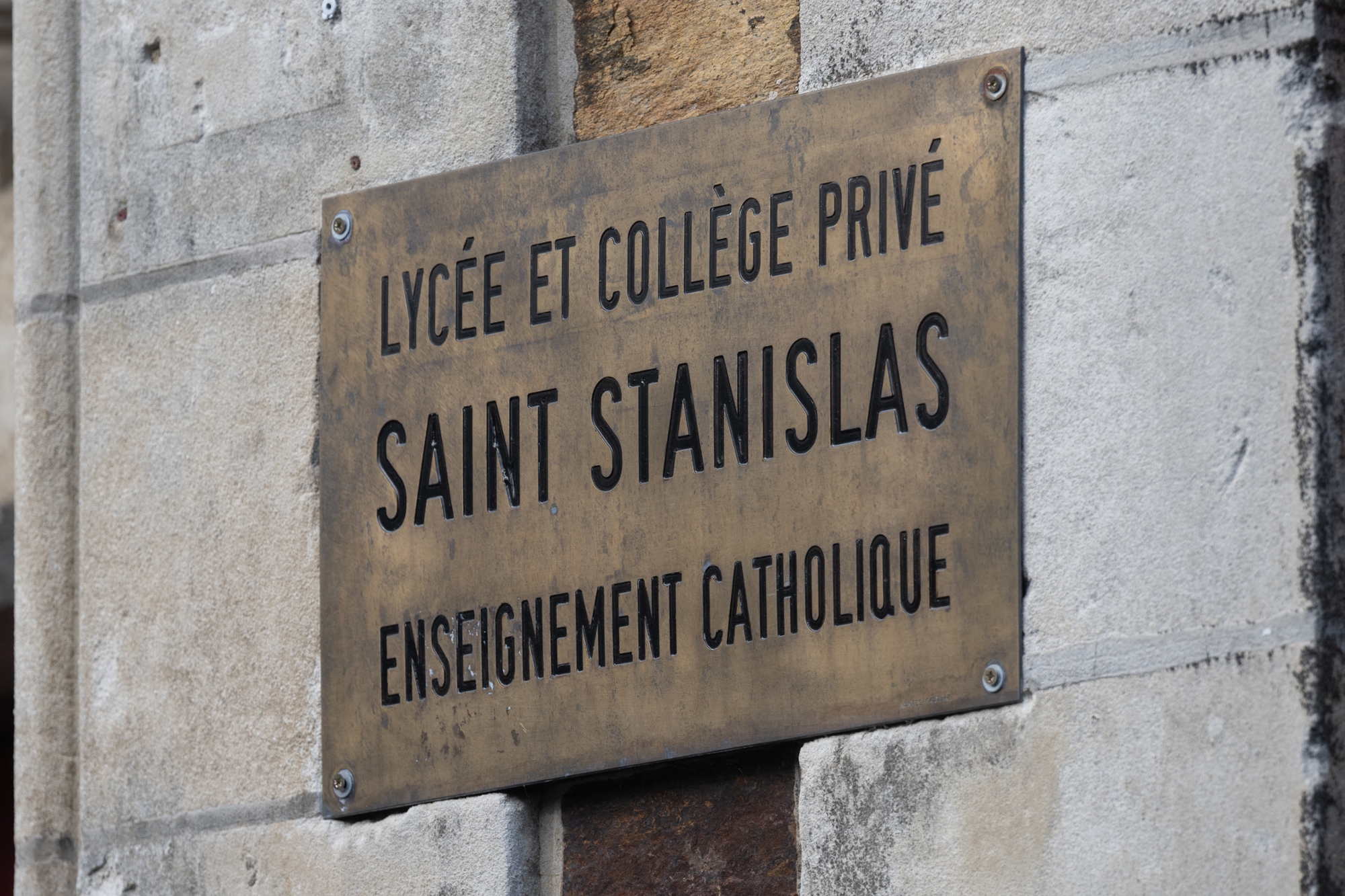 ナンテスのセントスタニスラス大学で性的虐待の犠牲者、彼はRTLで彼の話をします