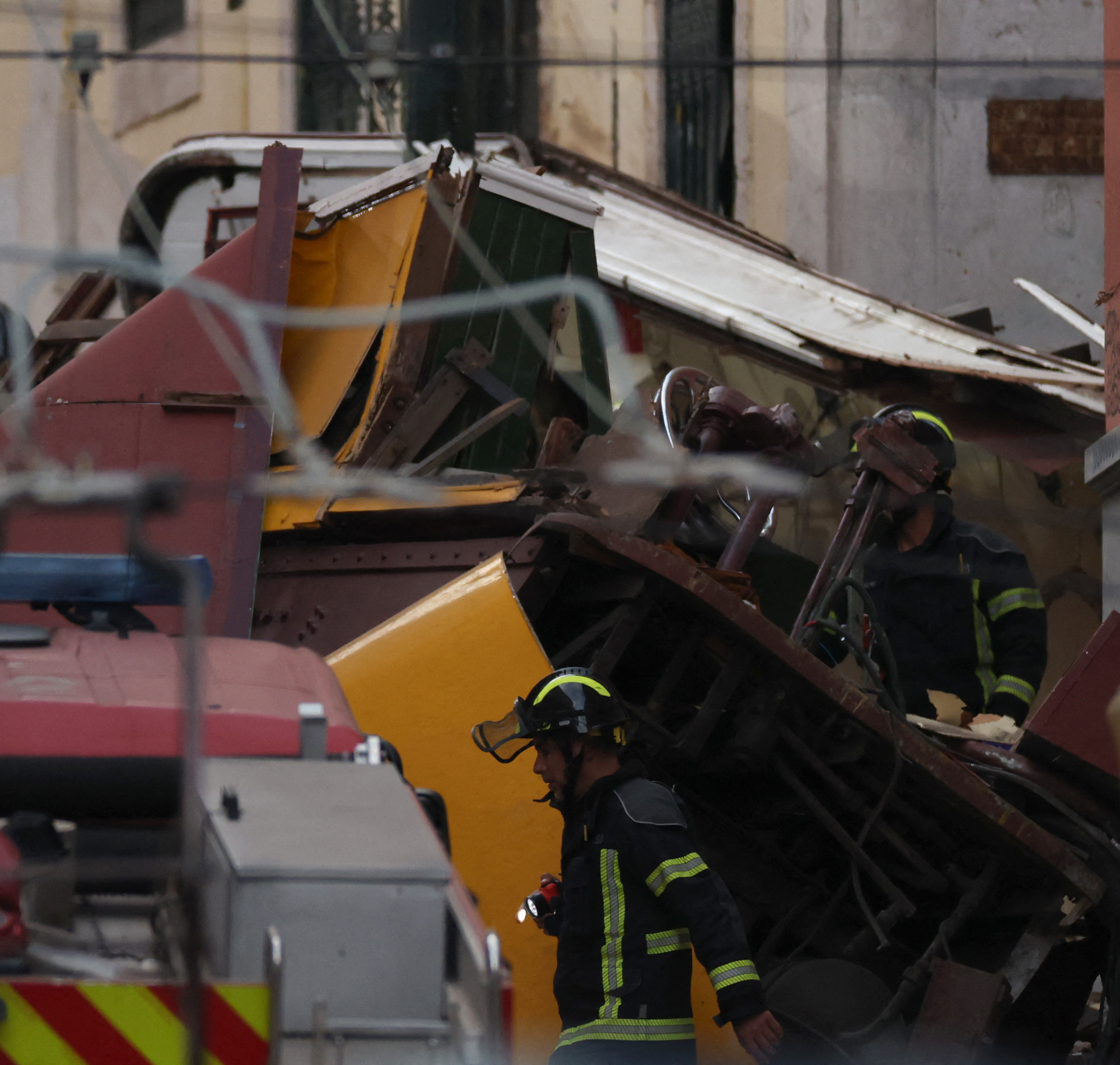 Portugal : le célèbre funiculaire de Lisbonne déraille et ...