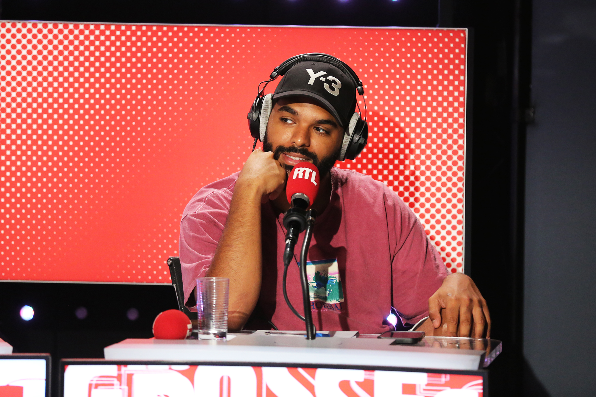 «Τώρα έχω επιρροές με φίλτρο πεταλούδας στο Snapchat που μου εξηγούν τη γεωπολιτική»: Ο Αζ καταλαβαίνει επιτέλους διεθνή νέα