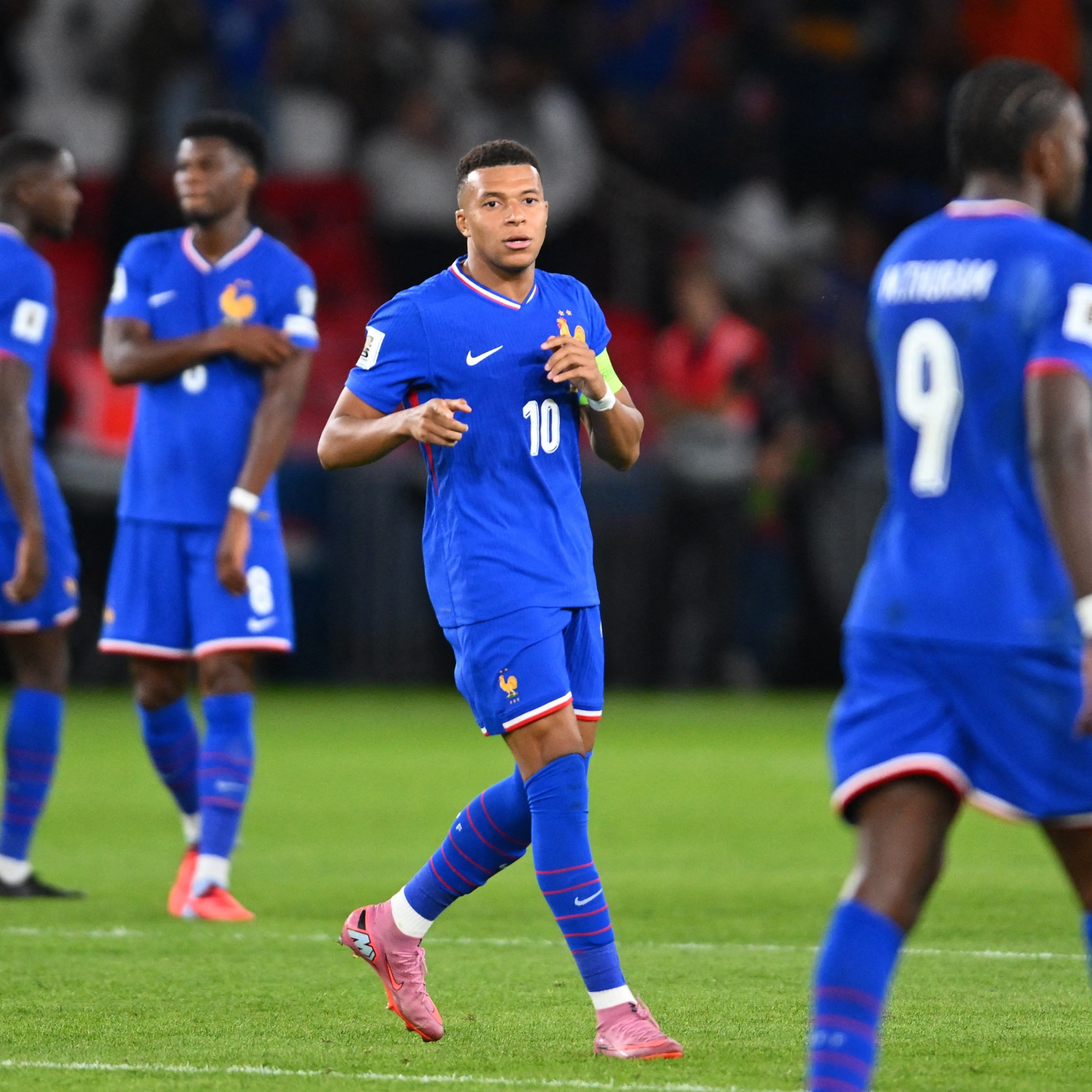 Jeu De Puzzle Amusant Pour Les Enfants Besoin De Trouver Deux Maisons Identiques Tâche De