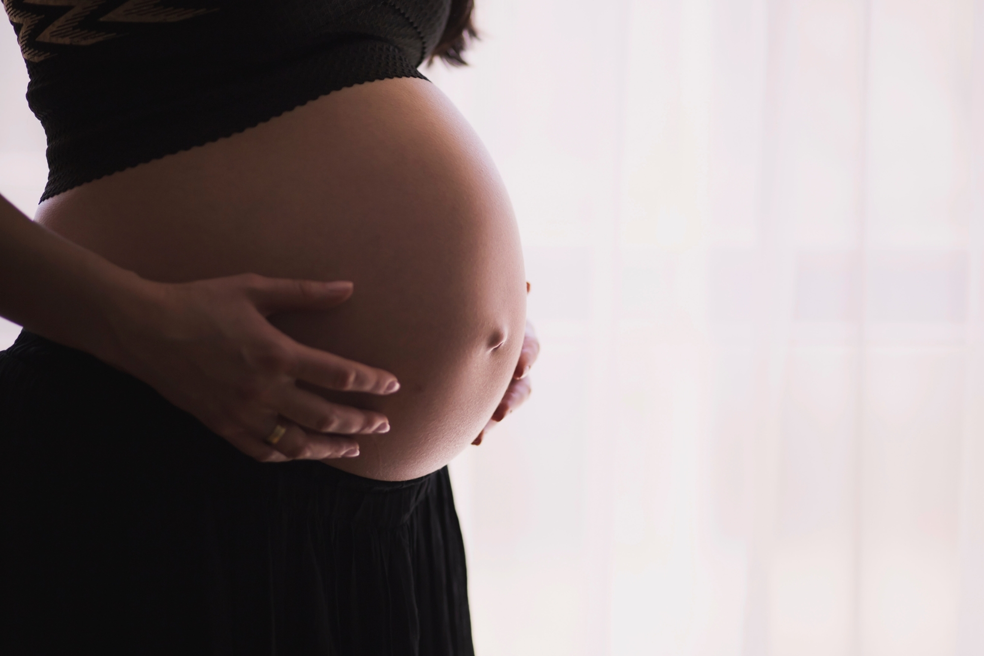 Il disait vouloir améliorer notre vie sexuelle  : victime dun homme sage - femme , elle raconte comment il violait ses patientes enceintes