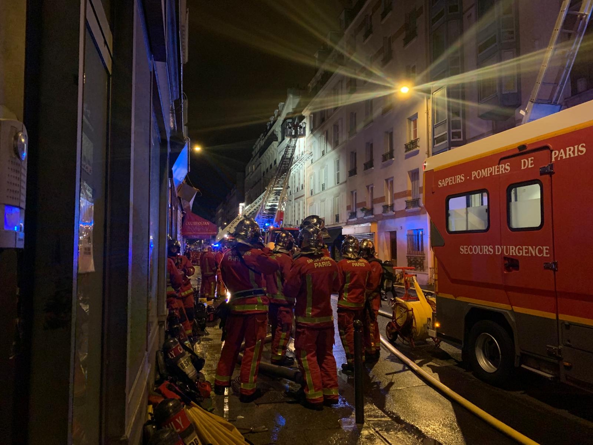 Le plancher s'est écroulé d'un seul coup" : l'étage d'un immeuble s'effondre  sur celui du dessous à Paris, au moins 20 blessés