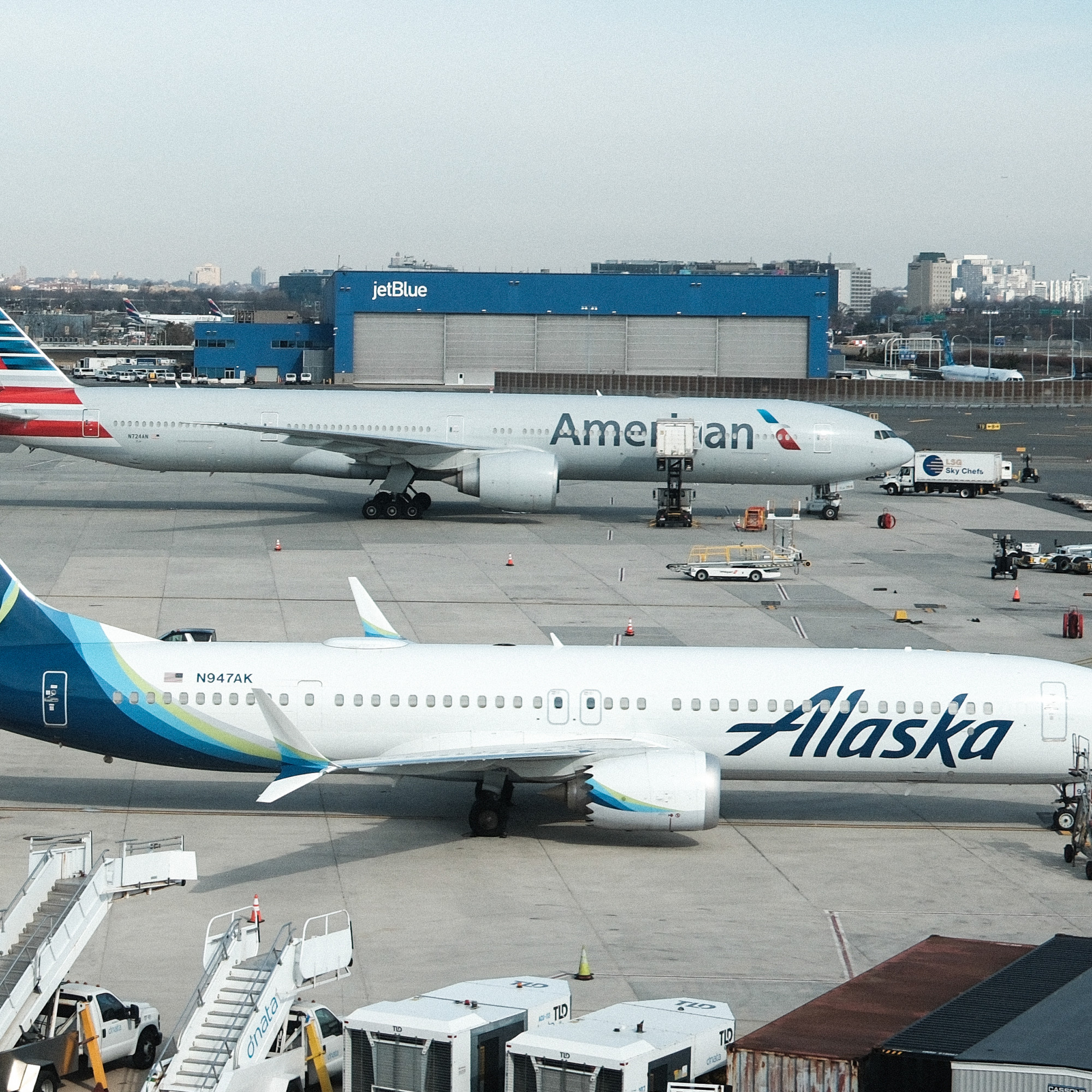 Partial Shutdown in the United States: Trump Threatens to Send Immigration Police to Airports, Elon Musk Offers to Pay Salaries.