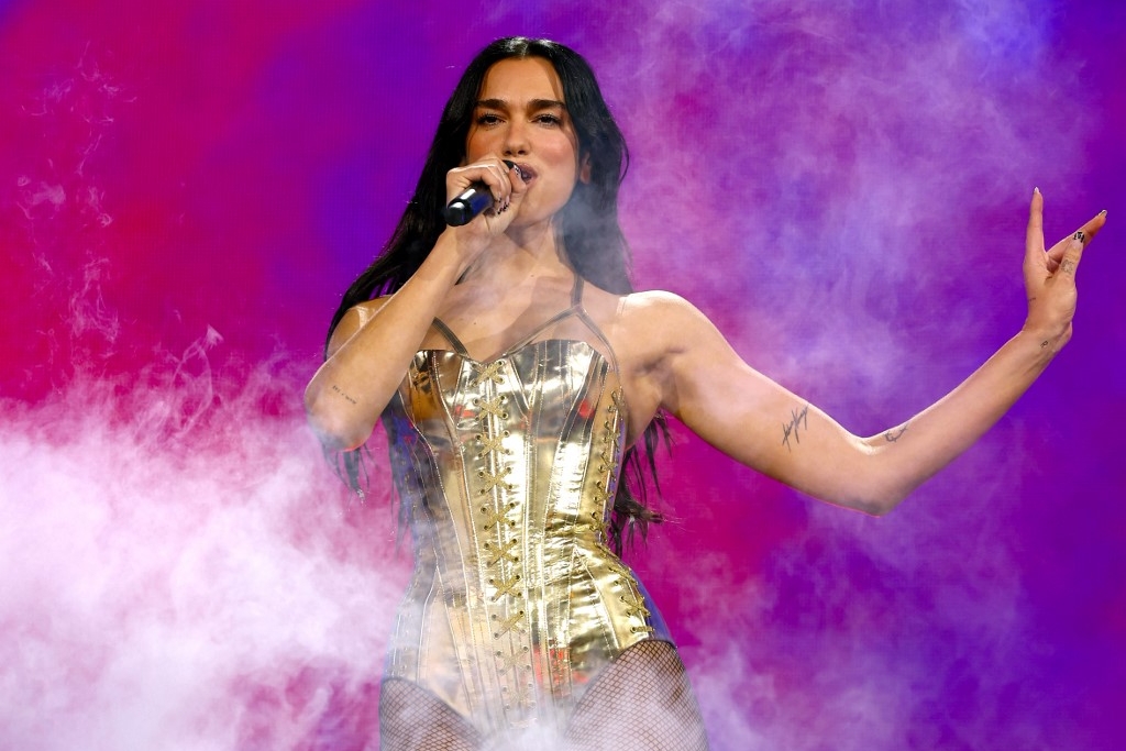 War in Ukraine: Dua Lipa provides financial assistance to Kiev army for medical pickup truck loaded with saving lives at the front.