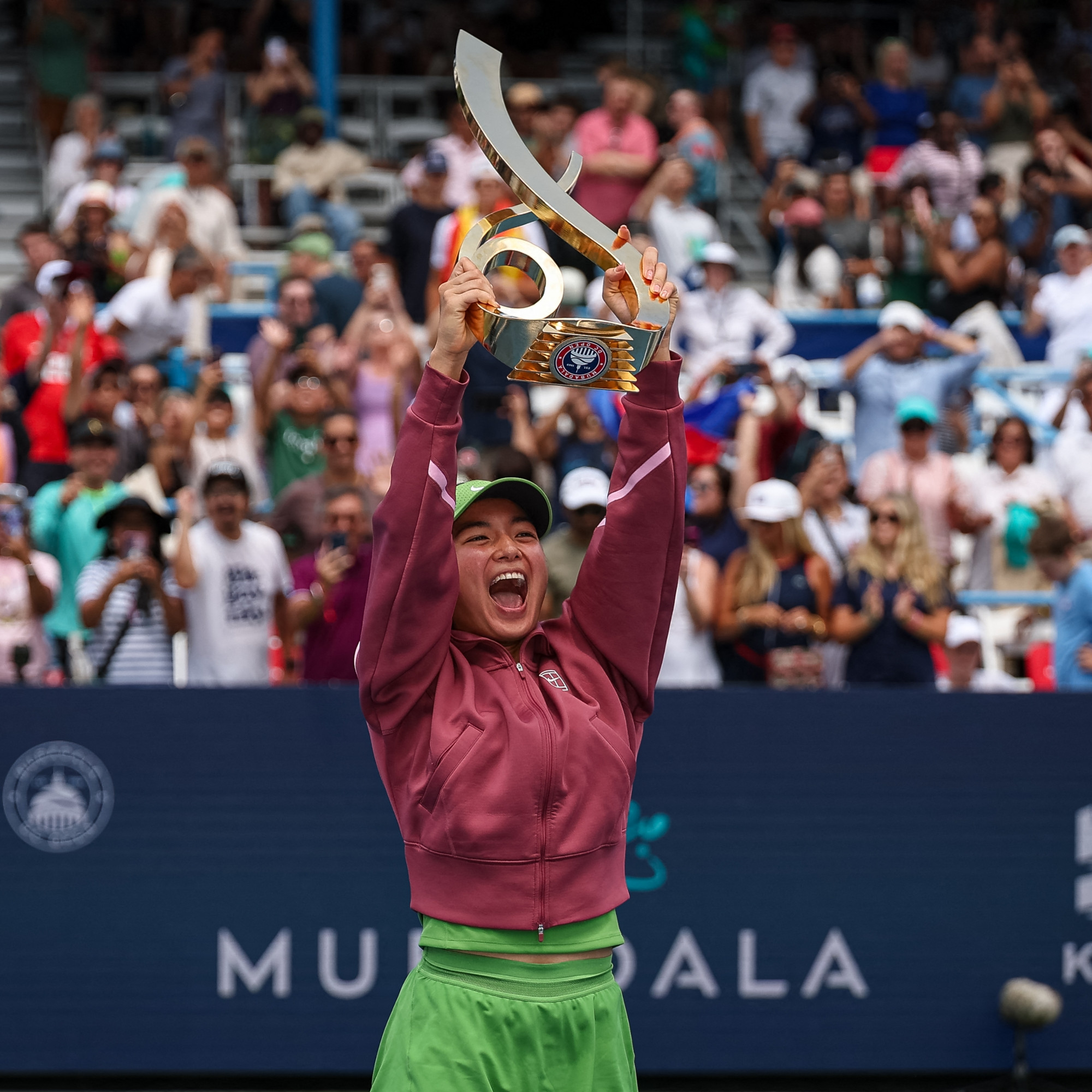 Académie Nadal, victoires sur le Top 10, héros nationale aux Philippines… Alexandra Eala, la nouvelle sensation du circuit féminin de tennis