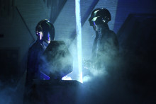 Daft Punk sur scène lors des 59e Grammy Awards 