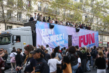 Auditrices et auditeurs ont pu monter sur le char Fun Radio pendant le défilé de la Techno Parade