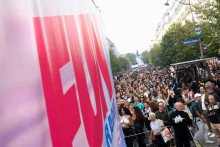 Le char Fun Radio traverse les rues de Paris lors de la Techno Parade