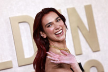 Dua Lipa sur le tapis rouge des Golden Globes 2024