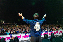 Bruno Guillon arrive sur la scène du Fun Radio Live à Vendôme