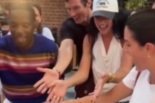 Dua Lipa surprend une cliente d'un restaurant en lui souhaitant "joyeux anniversaire"