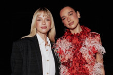 Angèle et Dua Lipa lors de la Fashion Week de Paris