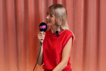 Angèle en interview sur Fun Radio pour la sortie de son album "Instinct"