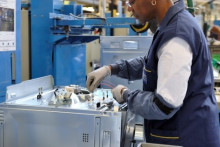 Une employée dans une usine FagorBrandt à Saint-Jean-de-la-Ruelle près d'Orléans, le 19 décembre 2013.