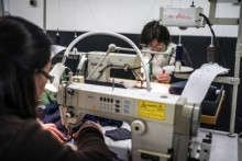 Des couturières fabriquent de la lingerie dans l'usine des "Atelières" à Villeurbanne, le 14 janvier 2013