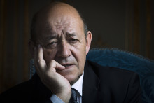 Le ministre de la Défense, Jean-Yves Le Drian, dans son ministère en avril 2013 (Archives).