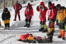 Les Sherpas après la découverte d'un corps sur les pentes de l'Everest, en 2010