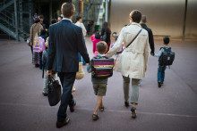 Des parents emmènent leurs enfants à l'école le 3 septembre 2013 à Paris (illustration)