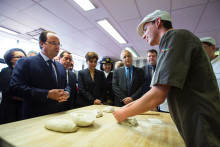 François Hollande s'entretient avec un apprenti de l'Institut des métiers de l'artisanat à Villiers-le-Bel, mardi 6 mai 2014