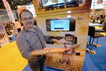 Le boulanger Jean-Louis Hecht, lauréat du concours Lépine 2014, avec son automate à baguettes, le 10 mai 2014.