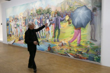 Martial Raysse devant son tableau "Ici Plage comme ici-bas" au Centre Pompidou à Paris