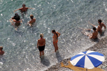 Des personnes en train de se baigner à Nice (image d'illustration)