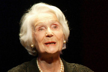 La comédienne Gisèle Casadesus a reçu un Molière d'honneur en hommage à sa carrière, le 12 mai 2003 lors de la 17e Nuit des Molières