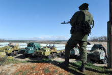 Un soldat russe surveille des missiles sol-air S-300 à Sébastopol, le 5 mars 2014.