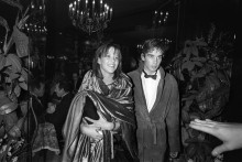 Sophie Marceau et Pierre Cosso posent au restaurant Le Fouquet's après la cérémonie des Césars, le 26 février 1983, à Paris (Mise en ondes par Grégory Caranoni)