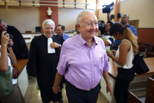 Le sénateur Gaston Flosse quitte le tribunal de Papeete le 27 janvier 2014 (Archives).