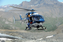 Des membres du Peloton de gendarmerie de haute montagne (PGHM), lors d'un exercice de secours, le 7 août 2012 dans les Alpes (image d'illustration)