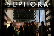 La boutique Sephora sur les Champs Élysées, de nuit, le 28 septembre 2013 (archives)