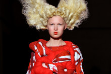 Rei Kawakubo a imaginé une collection inspirée du conte "Le Petit Chaperon Rouge"