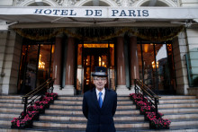 Un voiturier devant l'Hôtel de Paris à Monaco le 20 janvier 2015.